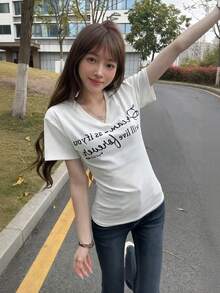 レディース 半袖 Tシャツ Vネック トップス カットソー 英字 ロゴ プリント メッセージ 筆記体 タイト スリム ウエストシェイプ 細見え 着痩せ 鎖骨見せ ボディコンシャス カジュアル セクシー きれいめ 大人可愛い 春 夏 秋 骨格ストレート 骨格ウェーブ デイリー お出かけ デート 旅行 シンプル ブラック チャコール くびれ メイク 伸縮性 ストレッチ ティーシャツ ロゴT スッキリ インナー 重ね着 10代 20代 30代 40代 韓国ファッション ストリート スポーティー 部屋着 ワンマイルウェア 涼しい 通気性 柔らかい 無地 普段使い 休日スタイル 快適 - ホワイト - チェックする 9