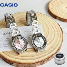 Casio 两件套女士休闲模拟手表，蓝粉双色表盘，不锈钢表带，50米防水，带日期显示，适合日常轮换佩戴，搭配不同服饰。 - 均碼 - 查看 9