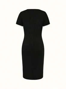 Este vestido midi ajustado combina elegancia y estilo casual para el verano.Cuenta con cuello redondo, manga corta y un diseño de bloques de color azul y negro que favorece la silueta.El detalle de abertura en la falda añade movimiento y sofisticación, mientras que la tela elástica y cómoda se adapta perfectamente al cuerpo.Ideal para looks de oficina, salidas o eventos semi-formales. - Negro - Ver 4