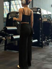 Bộ đồ streetwear tôn dáng, áo camisole định hình ngực phối cùng quần ống loe cạp cao thời trang thể thao - màu đen - Xem 2