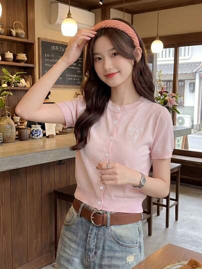Áo khoác cardigan tay ngắn ôm dáng, cổ tròn, cài cúc phía trước, thêu nơ, thích hợp cho mùa hè.