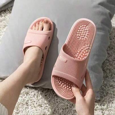 一双男女通用按摩拖鞋。夏季浴室防滑拖鞋（按摩凸点高度随机）。柔软鞋底防滑，鞋底纹理设计，方便按摩。多功能浴室及沙滩休闲按摩拖鞋，男女皆宜。母亲节好礼之选。
