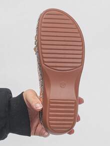 女款大尺碼 35-45 號楔形涼鞋 防滑耐磨 透氣軟底 增高 3D 花朵露趾 低筒寬帶 甜美度假風 夏季戶外沙灘購物百搭 香檳色鱷魚紋 簡約母親節禮物 - 香檳色鱷魚紋-粉紅花朵 - 查看 8