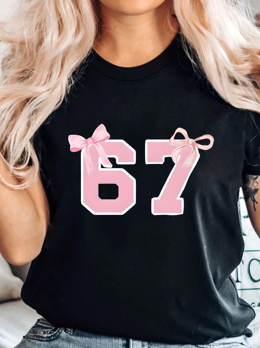 Blusa de cuello redondo de manga corta con un diseño gráfico de 67, hecha de tela opaca que es lavable en máquina, perfecta para el uso de ocio de toda la temporada