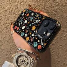 Fondo de dibujos animados de planetas y estrellas de colores. Esta funda para teléfono es compatible con Samsung, Apple, VIVO, OPPO, , Transsion, ,  y Honor. Fabricada en silicona TPU, ofrece protección contra golpes y caídas. - Negro - Ver 6