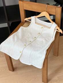 Chaleco sin mangas estilo tweed para mujer, color beige sólido, cuello redondo y botones dorados, diseño ajustado y bolsillos frontales, estilo retro casual, ideal para otoño, uso diario, salidas informales y combinaciones versátiles - Blanco - Ver 6