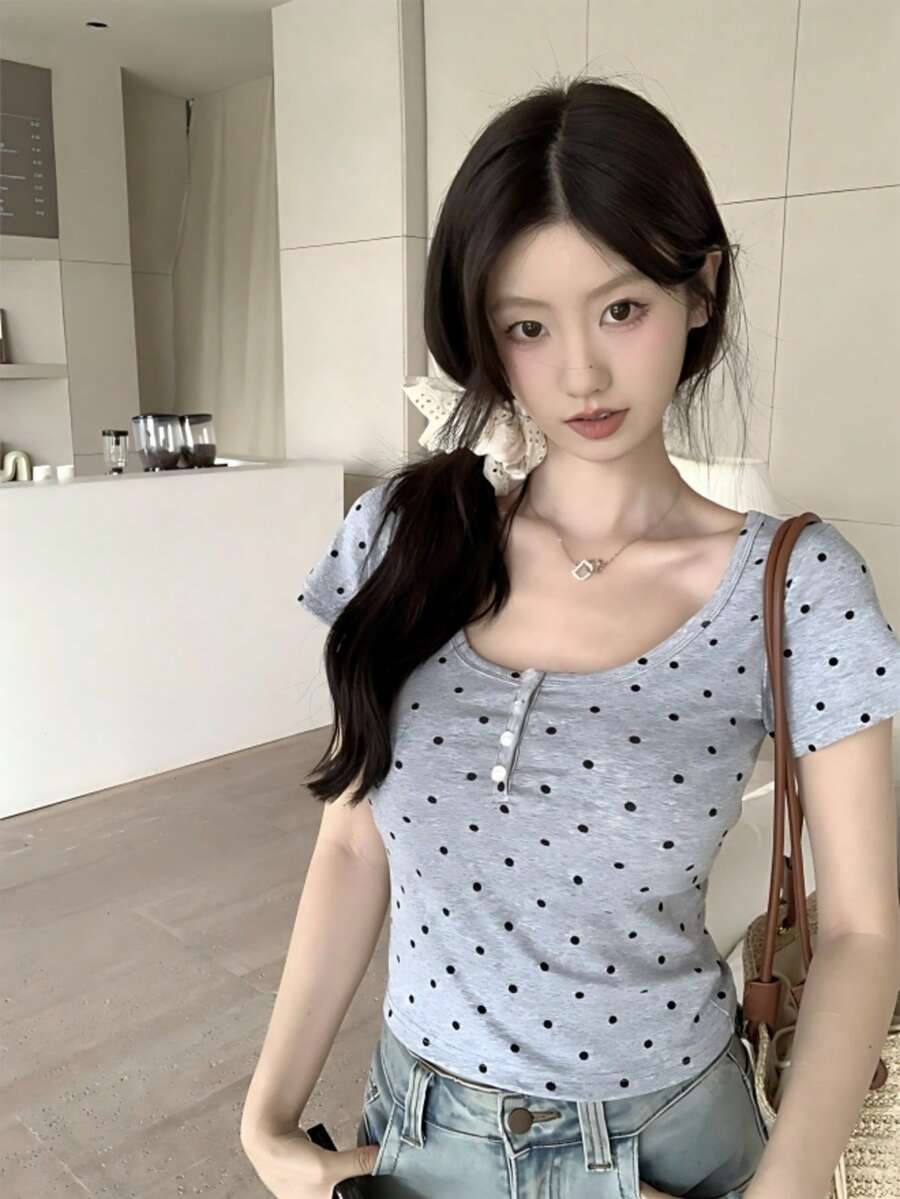 Áo thun nữ tay ngắn dệt kim mềm mại, họa tiết chấm bi, cổ tròn, có cúc cài, chiều dài tiêu chuẩn, thích hợp cho mùa hè. - Xám - Xem 1