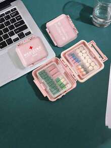 迷你6格便攜式藥盒，粉紅色小藥盒印有「Medicine」字樣，可存放藥物，字母旅行藥盒，6格便攜式藥物收納盒，日常藥物容器，適合存放維生素，可放入口袋或手提包的小藥盒，字母吊墜收納盒，耳環戒指珠寶收納盒，居家必備，旅行必備 - 粉色 - 查看 1