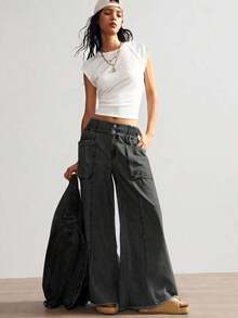 Versátiles y modernos, estos jeans cargo de pierna ancha combinan el estilo urbano con la comodidad que necesitas.El corte holgado favorece cualquier tipo de figura, mientras que los bolsillos laterales le dan un toque práctico y streetwear.El lavado claro es ideal para combinar con tops cortos, camisetas o sudaderas. - Negro - Ver 5
