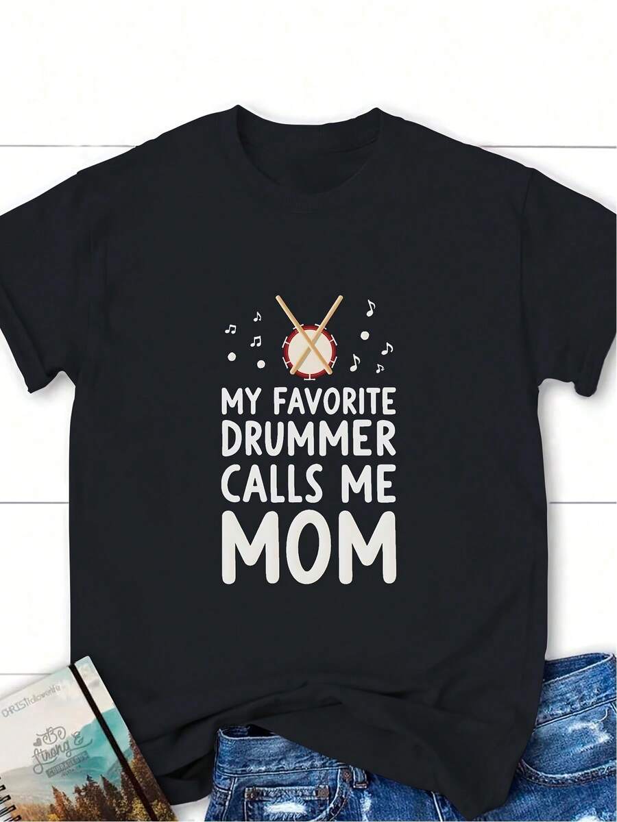 Mi querido baterista me llama mamá. Esta es una camiseta acogedora diseñada para mujeres de tamaño mayor, perfecta para enfermeras femeninas. Cuenta con un diseño retro casual y estacional y ofrece un ajuste cómodo, por lo que es un regalo ideal para los compradores de vacaciones