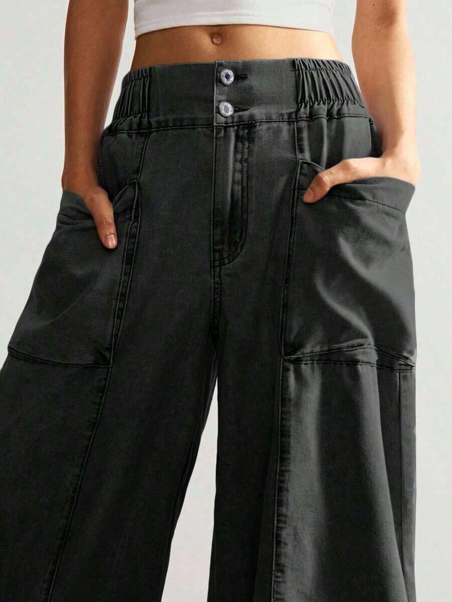 Versátiles y modernos, estos jeans cargo de pierna ancha combinan el estilo urbano con la comodidad que necesitas.El corte holgado favorece cualquier tipo de figura, mientras que los bolsillos laterales le dan un toque práctico y streetwear.El lavado claro es ideal para combinar con tops cortos, camisetas o sudaderas. - Negro - Ver 1