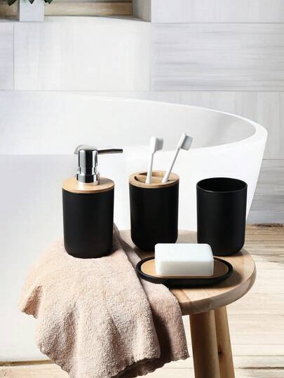 Bộ phụ kiện phòng tắm 4/6 món, bộ đồ dùng phòng tắm bằng nhựa và tre, bao gồm chai sữa dưỡng thể, giá đựng bàn chải đánh răng, cốc súc miệng, khay đựng xà phòng, cọ vệ sinh và giá đỡ, thùng rác. Bộ quà tặng thích hợp cho sinh nhật, ngày lễ, tân gia, Giáng sinh. Có sẵn màu đen và trắng.