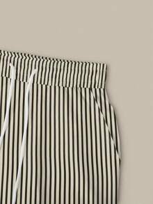 Conjunto de dos piezas para mujer casual a rayas, camiseta de manga corta con rayas horizontales azul marino y blanco, pantalones holgados azul marino de cintura elástica con cordón, estilo cómodo y versátil, ideal para uso diario, compras, paseos, actividades relajadas y looks náuticos en primavera y verano - Blanco - Ver 6