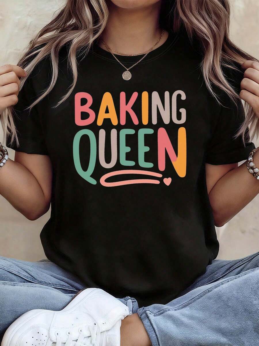 Camiseta de mujer impresa "BAKING QUEEN", perfecta para eventos de panadería y ropa de cocina cotidiana, con un diseño de manga corta dulce y vibrante ideal para salidas informales
