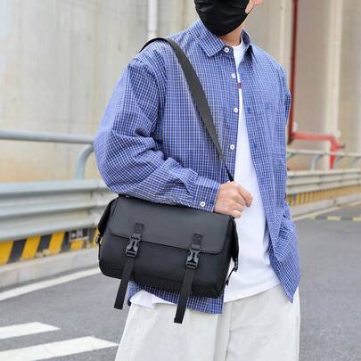 男士防水斜挎包，休闲尼龙单肩包，搭扣闭合，大容量多口袋可调节肩带，适合日常通勤、工作和旅行