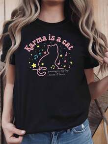 Karma es como un gato que ronronca en mi regazo porque siente afecto.  .. Esta es una camiseta de mujer con un tema de música de gato, perfecto para conciertos y reuniones de mascotas, con un dulce y estilo con mangas cortas y un ambiente musical - Negro - Ver 2