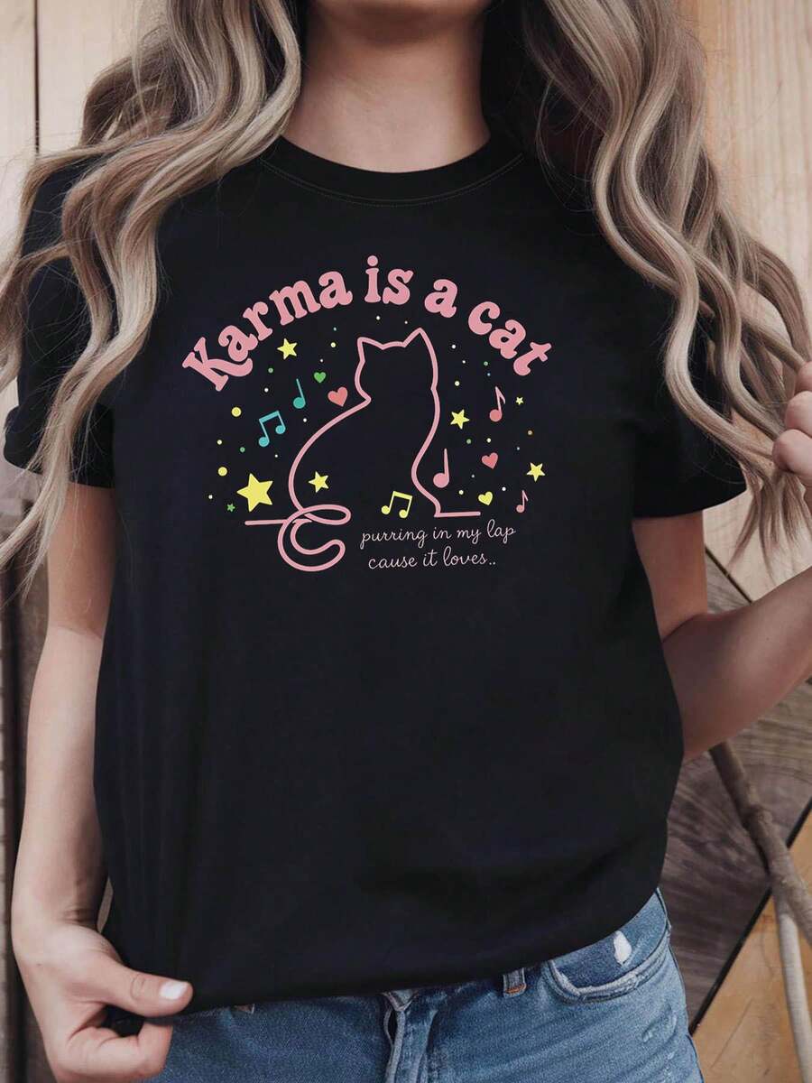 Karma es como un gato que ronronca en mi regazo porque siente afecto.  .. Esta es una camiseta de mujer con un tema de música de gato, perfecto para conciertos y reuniones de mascotas, con un dulce y estilo con mangas cortas y un ambiente musical