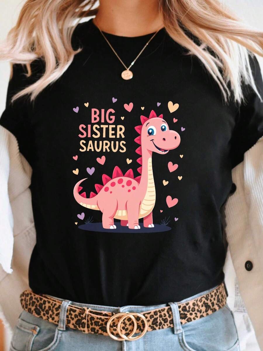 Women's Big Sister Saurus Dinosaur & Hearts Print T-Shirt - Cute Dinosaur Sisterhood Graphic With Hearts And Saurus Lettering, Short Sleeve Crew Neck Casual Top, Spring Summer Casual Outfit, Birthday Outfit For Women And Men (Machine Washable) - Playful Dinosaur Design With Big Sister Saurus Text, Relaxed Fit, Medium Stretch Fabric, All-Season Comfort, Fun Gift For Dinosaur Lovers, Comfortable Fabric, Breathable Material - 黑色 - 查看 1
