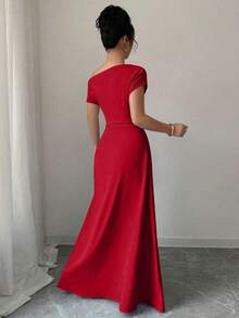 Vestido de mujer con estampado minimalista, hombro asimétrico y talle fruncido - Rojo - Ver 2