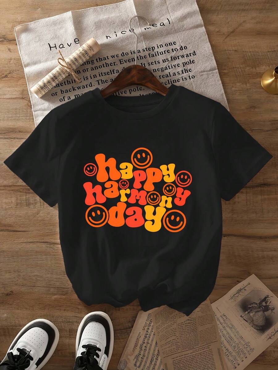 | Modern Printed Design | Pure Cotton, Soft And Breathable | Loose Fit That Flatters Any Body Type. | Perfect For Everyday Wear On Your Commute Or For Vacation. | Suitable For All Seasons, Top Value For Money. Women's "Happy Harmony Day" T-Shirt With Harmony Symbol Print - Short Sleeve, Crew Neck, Casual Summer And Spring Wear, Machine Washable, Comfortable Outfit For Harmony Day Events. Summer Girl Style/Festival Gift - 黑色 - 查看 1