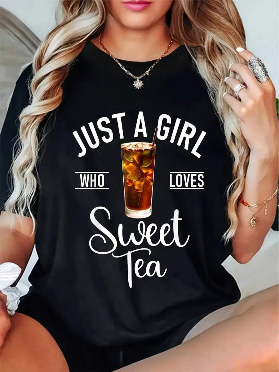 Plus Size - Women's Funny "Just A Who Loves Sweet Tea" Graphic Tee - Black Crew Neck Tee With Bold White Lettering, Soft Fabric Casual Everyday Tee For Nights Out, Tea Party Outfits - All Season Top, Ladies Tees, Summer Outfit, Playful Design, Comfortable Fit, Statement Top, Fashion Lovers, Spring Fashion, Lightweight Material, Short Sleeve Top, Women's - 黑色 - 查看 1