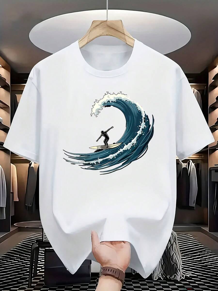 La camiseta blanca de manga corta exhibida en la elegante escena del vestidor presenta un estampado artístico de una ola azul verdosa y una silueta de surfista, creando una atmósfera dinámica de deportes acuáticos.Combina el diseño moderno con la expresión artística, mostrando ambos. - Blanco - Ver 1
