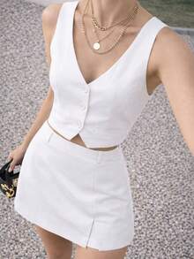 MODA MO, REF: Y480 This Casual Two-Piece Set Is Elegant And Stylish! The Button-Front Vest Adds A Sophisticated Touch, While The Slit Shorts And Skirt Offer A Modern And Comfortable Look. Perfect For Effortless And Versatile Looks. Available In Solid Colors And Sizes S, M, And L, This Set Is Ideal For A Variety Of Occasions, Ensuring A Flawless And Sophisticated Look. Don't Miss Out On This Piece Full Of Personality! - 白色 - 查看 4
