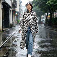 一件装可重复使用的深棕色豹纹连帽雨衣 - 半透明，防风，EVA材质，加厚全身防护，带帽，便携式雨具，适合旅行、户外活动和徒步。 - 女款雨衣 - 查看 7
