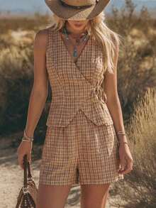 Conjunto elegante de resort casual para mujer con camisa tipo chaleco con lazo cruzado y dobladillo asimétrico, y shorts de frente abierto de algodón - Caqui 2 - Ver 1
