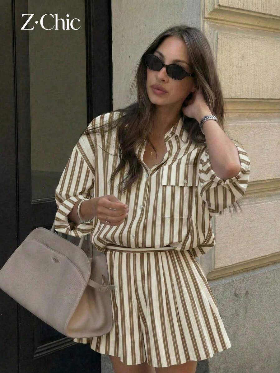 Bộ đồ nữ 2 món: Quần short xếp ly cạp cao đa năng mùa xuân/hè/thu + Áo sơ mi dài tay kẻ sọc, trang phục kẻ sọc tươi mới, phù hợp cho công sở, đi chơi với bạn bè, du lịch giải trí, phong cách học đường. Áo sơ mi kẻ sọc thanh lịch với cúc cài phía trước và túi, cùng bộ quần short. - màu nâu - Xem 1