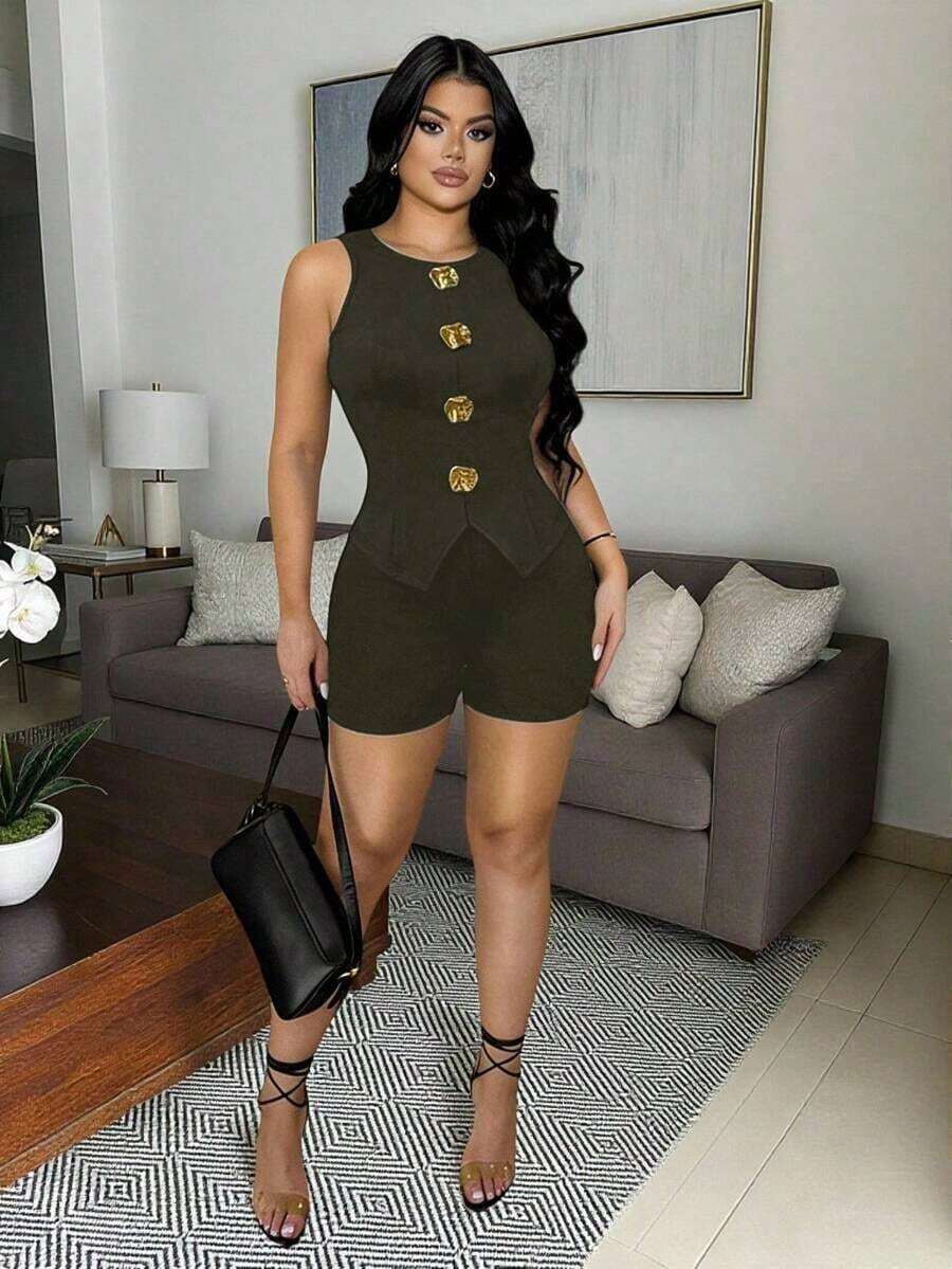 Conjunto de dos piezas para mujer color negro sólido, top sin mangas ajustado con botones metálicos dorados y shorts, estilo elegante y casual, ideal para oficina, salidas, reuniones y uso diario en primavera y verano - Verde Oscuro - Ver 1