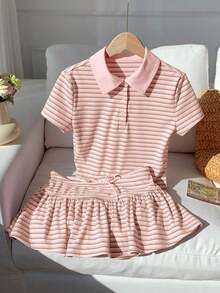 Conjunto de dos piezas para mujer estilo preppy rosa, camiseta tipo polo de manga corta a rayas rosas y marrones con cuello rosa, combinada con minifalda a rayas con lazo decorativo y dobladillo en volante, estilo tierno y fresco, ideal para verano, uso diario, compras, brunch, salidas casuales y looks juveniles de temporada cálida - Rosa Pálido - Ver 8