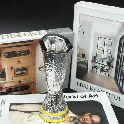 Mini Resin King's Cup, Exquisite Silver: Minimalist Yet Elegant, Silver Exterior With Black Base, Crafted With Precision, Customizable Engraving, Adds Solemnity And Honor For Competition Awards And Commemorative Events.