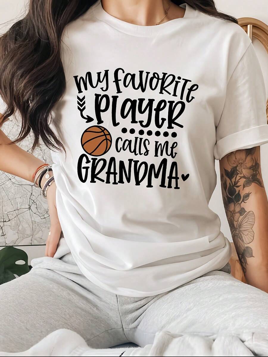 Camiseta de baloncesto para mujer Trendy 2026 - con el eslogan "Mi jugador favorito me llama abuela", top casual de manga corta y cuello redondo, tela transpirable de elasticidad media, lavable a máquina, camiseta de primavera/verano, ropa para fanáticos del deporte, corte holgado, camiseta de material opaco con diseño estampado. - Blanco - Ver 1