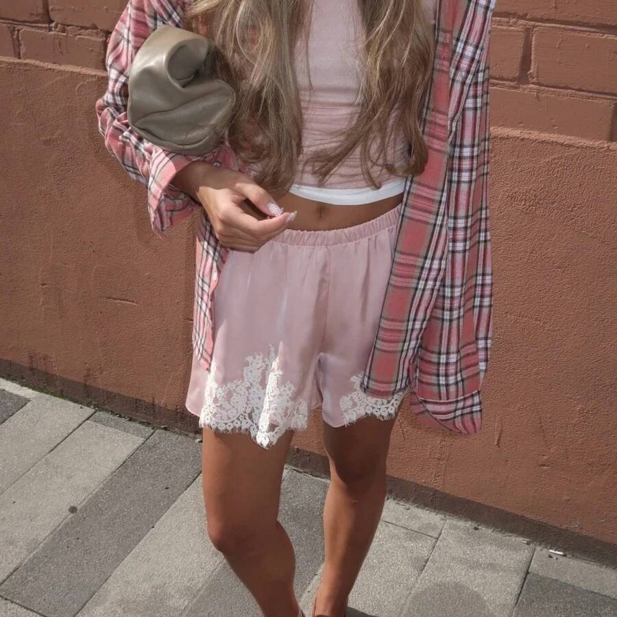 Pantalones cortos de seda satinada para mujer, Mini micropantalones cortos con ribete de encaje, coqueta sedosa de tiro bajo, pantalones cortos sin cordones, bragas francesas - Rosa - Ver 1