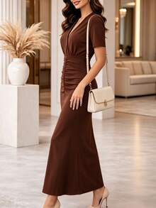 Vestido feminino elegante de manga curta com decote em V, cor sólida, modelagem justa com cintura franzida, ideal para o trabalho, deslocamentos diários, ocasiões casuais, escritório, reuniões de negócios, como vestido de verão ou look para férias de primavera. - Castanho - Ver 6