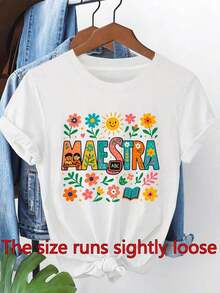 Modern 2026 T-Shirt, Designed For Spanish Teachers, Featuring The Colors Of The Spanish Flag And A Printed Image Of A Sailor. It Has A Round Neck And Short Sleeves, Making It Suitable For Casual Wear In Spring And Summer, As Well As For Spanish-Themed Events And Outfits. The Printed T-Shirt Is Made Of 100% Cotton. - 白色 - 查看 6
