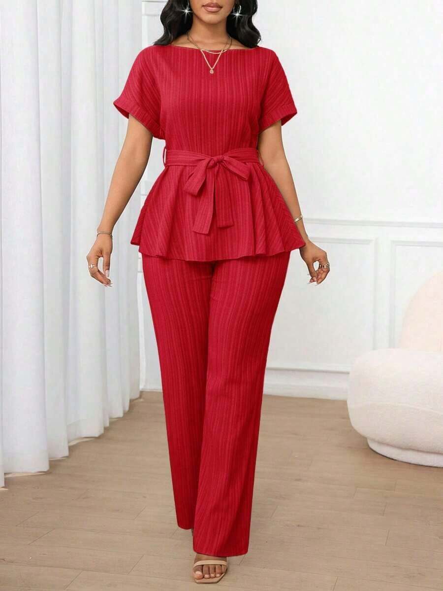 Conjunto de dos piezas para mujer color vino tinto sólido, blusa corta de manga corta con cinturón y pantalones rectos holgados, tela con textura jacquard, estilo elegante y casual, ideal para primavera, verano y otoño, oficina, regreso a clases, iglesia, salidas y viajes al aeropuerto - Rojo - Ver 1