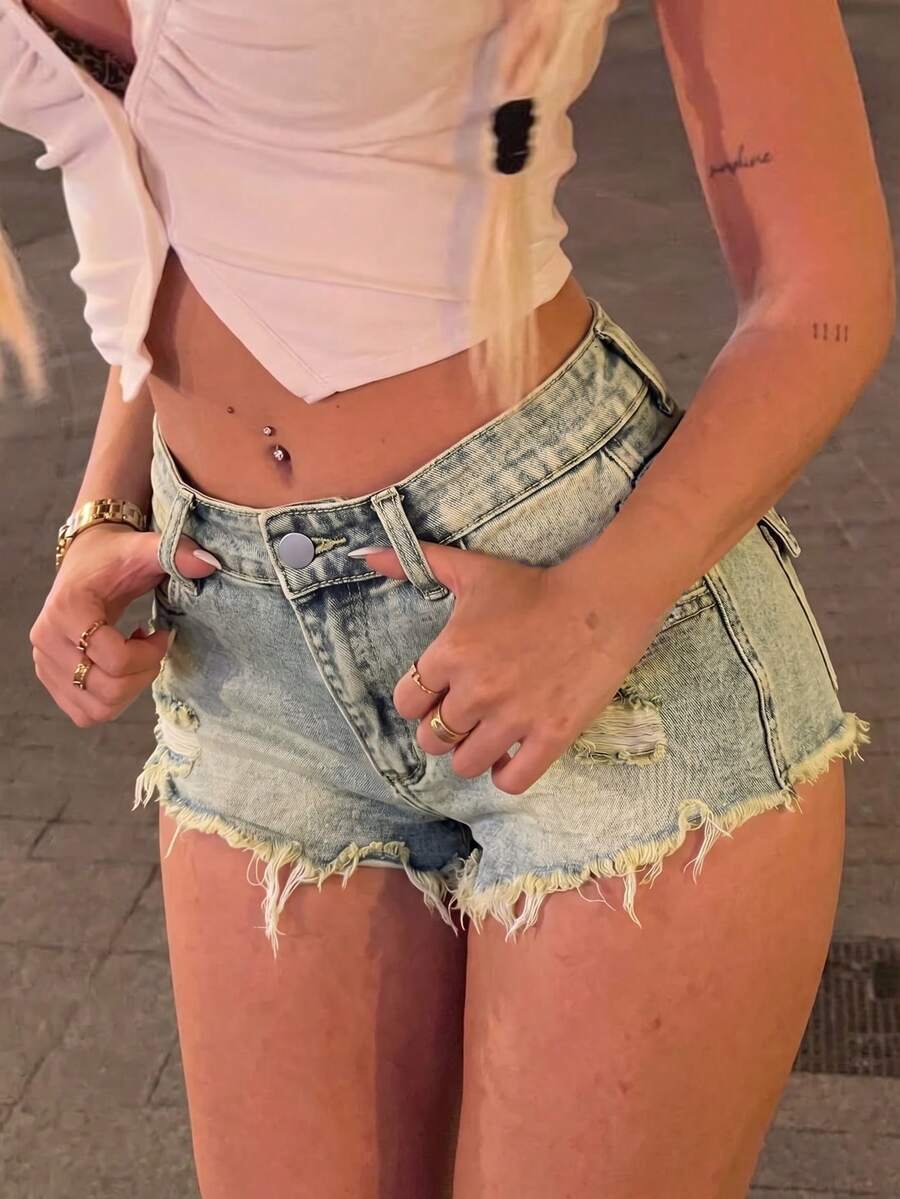 Quần short denim nữ dáng suông, rách nhẹ, có khóa kéo và nút cài, chất liệu co giãn vừa phải, thích hợp cho mùa hè. - Màu xanh lam - Xem 1