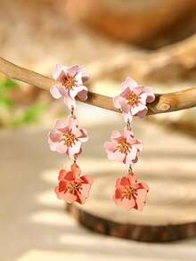 Un par de pendientes florales de verano con degradado de moda, adecuados para que las damas los luzcan durante sus salidas de primavera y verano y en ocasiones diarias. - Multicolor - Ver 2