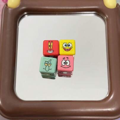 SpongeBob SquarePants Bộ 4 mặt dây chuyền hình ngôi sao vuông bằng hạt acrylic, thích hợp làm quà sinh nhật, quà tựu trường, quà tốt nghiệp, quà thưởng trong lớp học.