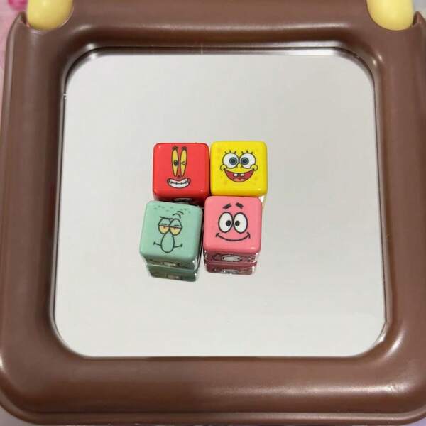 SpongeBob SquarePants Bộ 4 mặt dây chuyền hình ngôi sao vuông bằng hạt acrylic, thích hợp làm quà sinh nhật, quà tựu trường, quà tốt nghiệp, quà thưởng trong lớp học.