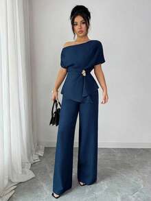 Conjunto elegante de dos piezas para mujer estilo urbano color azul marino, top asimétrico de hombro al descubierto con manga corta, cintura fruncida con broche metálico dorado en forma de flor y dobladillo peplum, combinado con pantalones anchos de pierna recta, estilo versátil ideal para uso diario, trabajo, bodas, cenas, fiestas, vacaciones, citas, eventos formales y ocasiones especiales como Halloween, Navidad, Año Nuevo y Acción de Gracias en primavera y verano - Rosa - Ver 11