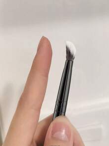1件貓爪造型斜角化妝刷，美白遮瑕，隱匿黑眼圈與瑕疵，可暈染遮瑕膏與乳霜產品，打造完美無瑕妝感 - 黑色 - 查看 2