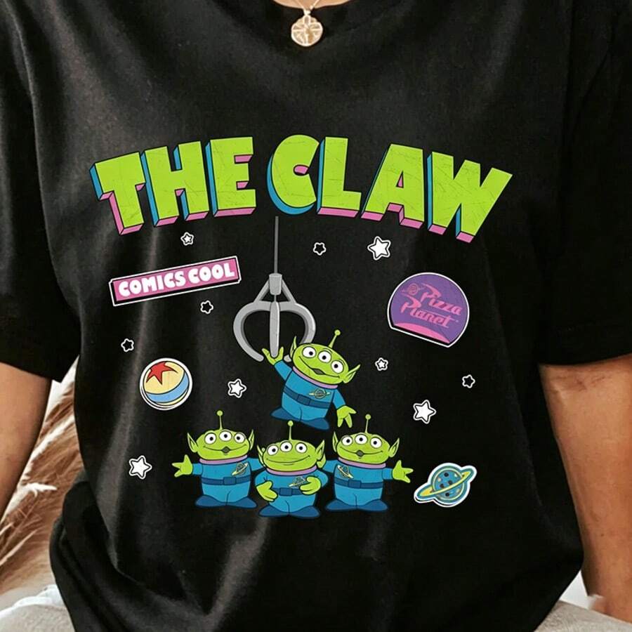 (Authorized By Disney. Mickey Mouse) Toy Story Has The Theme Of Alien, And The Classic Line "THE CLAW" Is Presented On The Front In The Style Of Retro Comics. With The Pizza Planet Logo, Doll-Grabbing Claws And Alien Group, A Group Of Elegant Ladies And Ladies Pure Cotton T-Shirts Are Made Of Soft, Comfortable And Breathable Fabrics, Which Are Suitable For Daily Wear, Shopping, Travel, Parties And Home Use. Men's And Women's Clothes, As Well As Lovers' Clothes, Are Also Suitable As Exquisite Gifts. Every Woman Should Have One. - 黑色 - 查看 1