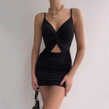 Nuevos vestidos 2025 moda mujer Sexy ahueca hacia fuera la falda halter fruncida con cuello en V - Verde - Ver 2
