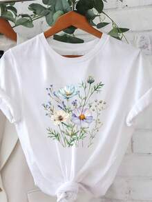Show Off This Spring Wildflower Print. This  Plus-Size Women's Casual T-Shirt Features A Light Blue And Purple Floral Print, A Crew Neck, And Is Perfect For Spring And Summer. Suitable For Everyday Wear, Shopping, Parties, And Work. Versatile And Stylish, It's A Universal Wardrobe Staple. - 白色 - 查看 7
