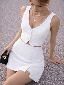 MODA MO, REF: Y480 This Casual Two-Piece Set Is Elegant And Stylish! The Button-Front Vest Adds A Sophisticated Touch, While The Slit Shorts And Skirt Offer A Modern And Comfortable Look. Perfect For Effortless And Versatile Looks. Available In Solid Colors And Sizes S, M, And L, This Set Is Ideal For A Variety Of Occasions, Ensuring A Flawless And Sophisticated Look. Don't Miss Out On This Piece Full Of Personality! - 白色 - 查看 3