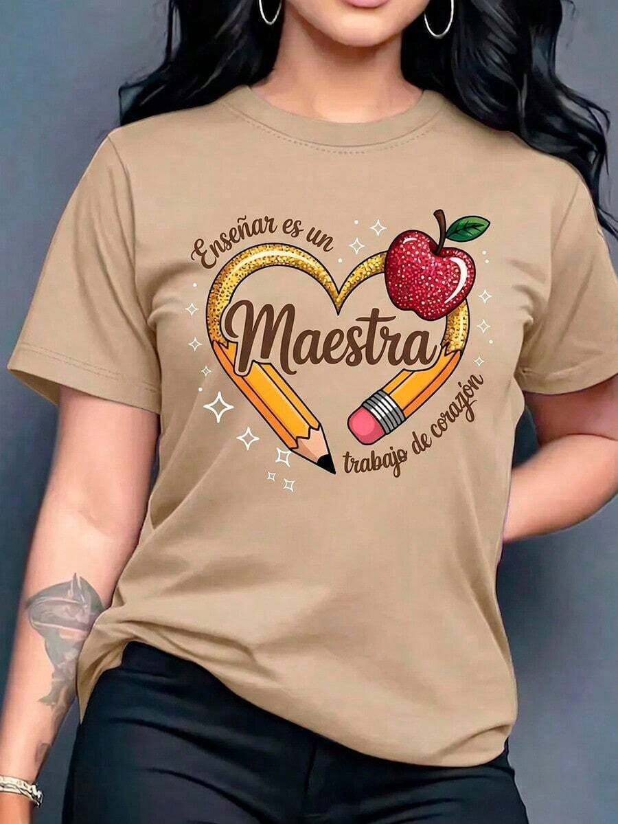 Printed T-Shirt With The Word "Maestra" (Teacher) In The Center, Surrounded By A Heart-Shaped Pencil, An Apple, And The Phrase "Teaching Is A Job Of The Heart" At The Top And Bottom. This Colorful, Modern, Casual T-Shirt Features A Round Neck, Short Sleeves, And A Relaxed Fit, Making It Ideal For School Or Work. It's Fashionable And Perfect For Everyday Wear. (Summer Graphic T-Shirts For Women) - 貝斯 - 查看 1