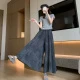 Pantalón falda negro y gris con bolsillos.